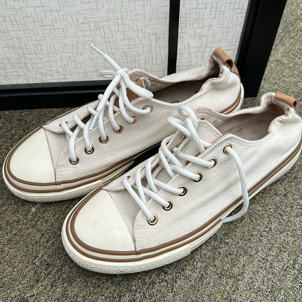 Very G Women’s Size 10 Crème sneakers